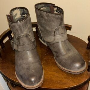 Shi by Journeys ankle boots gray size 7.5